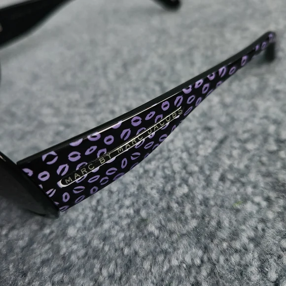 Marc By Marc Jacobs Black Aviator Sunglasses With Purple Lips - Picture 3 of 6